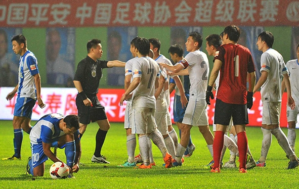 中甲联赛中裁判的工资待遇如何？