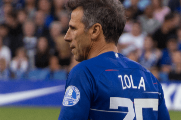 身着切尔西25号球衣的佐拉